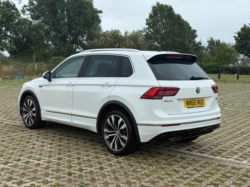 2016 Volkswagen Tiguan R-Line photo 3